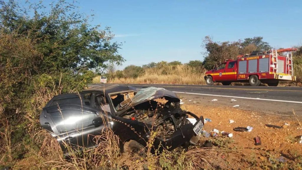 Acidente com micro-ônibus e carro de passeio deixa mortos e feridos na MGT-122, no Norte de Minas