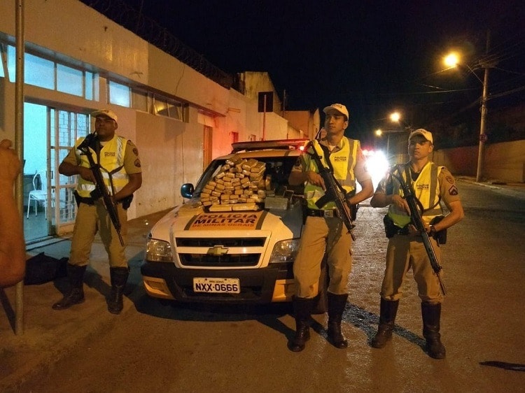 Seis homens são presos com 63 tabletes de maconha e cocaína em Montes Claros