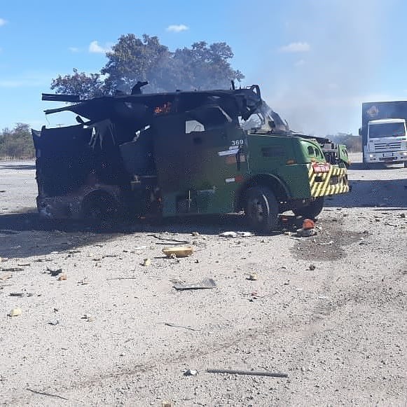 Segurança foi baleado e criminosos explodiram carro-forte durante assalto na BR-251, perto de Grão Mogol