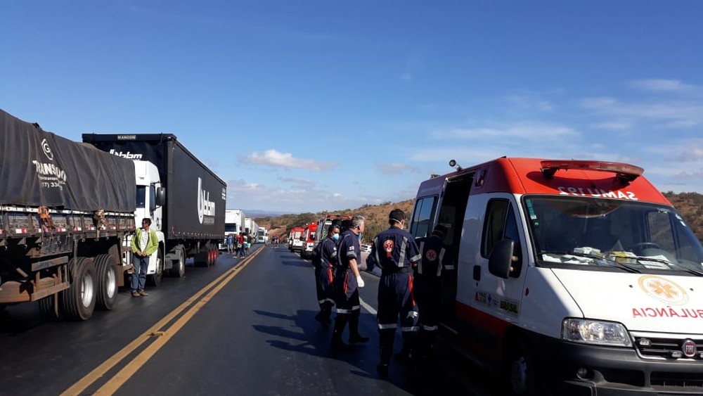 Acidente envolvendo ônibus e carreta deixa seis feridos na BR-251 em Minas