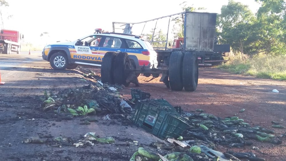 Caminhoneiro morre carbonizado e cinco pessoas ficam feridas em acidente na BR-135, em Montes Claros