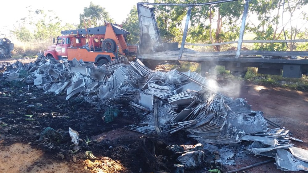 Caminhoneiro morre carbonizado e cinco pessoas ficam feridas em acidente na BR-135, em Montes Claros