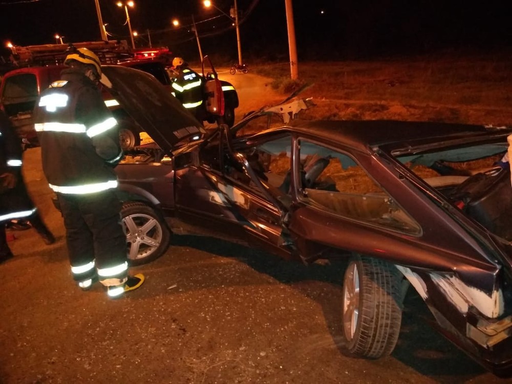 Após bater em poste, carro parte ao meio e duas pessoas morrem em Montes Claros