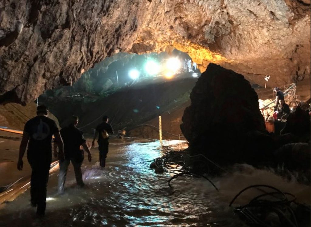 Doze meninos e técnico estão fora de caverna na Tailândia