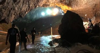 Doze meninos e técnico estão fora de caverna na Tailândia