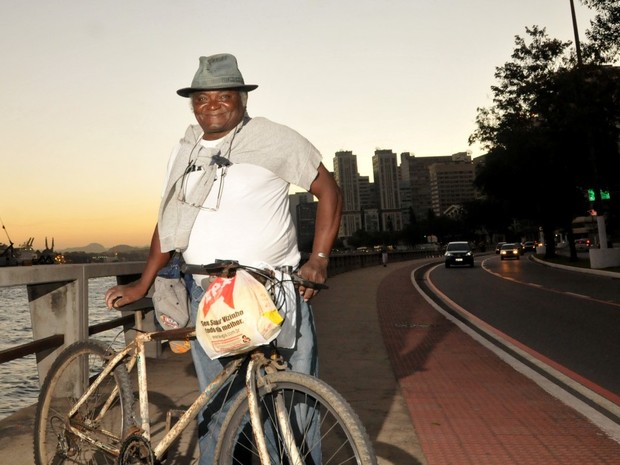 Pedreiro se forma em Direito após pedalar 42 km por dia para estudar