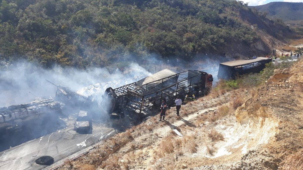 BR-251 é liberada 14h após acidente que deixou oito mortos no Norte de Minas