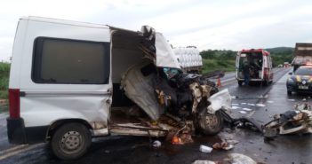 Acidente fatal entre entre van e caminhão deixa dois feridos próximo a Montes Claros